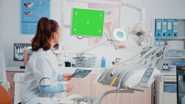 Dentista che riceve la scansione dei denti dall'uomo mentre guarda lo schermo verde — Foto Stock