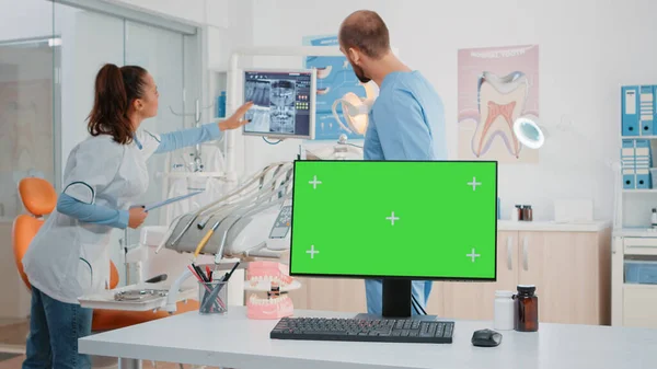 Stomatologická skříňka s horizontálně zelenou obrazovkou na monitoru — Stock fotografie