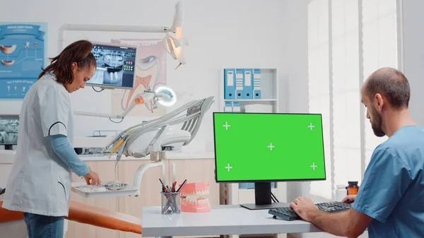 Muž používající monitor s vodorovnou zelenou obrazovkou — Stock fotografie