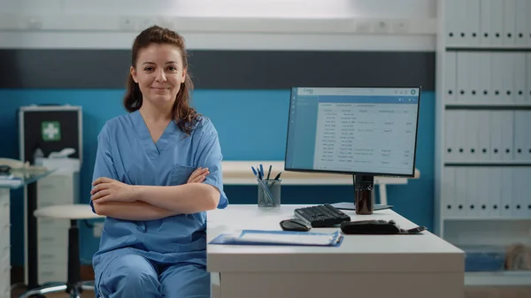 Portrait de femme travaillant comme assistante médicale au bureau — Photo