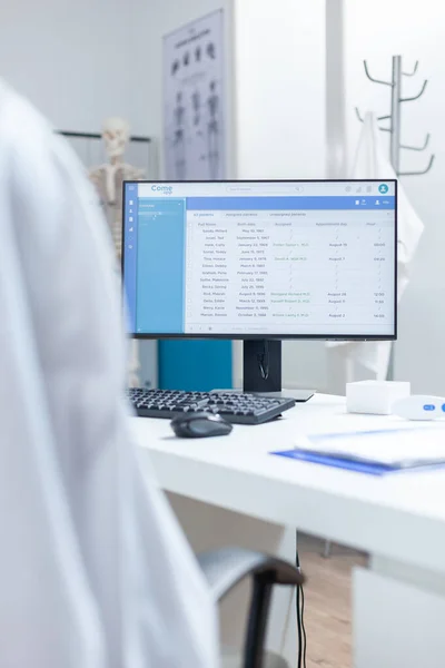Dator med medicinska patienter undersökningsdokument på skärmen — Stockfoto