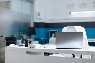 Klinik muayene için kimse hazır değilken boş bir tıp doktoru ofisi.