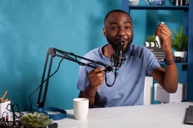 Profesyonel mikrofon ile olumlu geri bildirim aldıktan sonra memnun edici yaratıcı