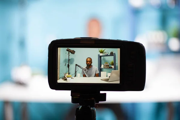 Detailní záběr profesionálního digitálního fotoaparátu na stativ nahrávání vlogger mluvení na profesionální mikrofon — Stock fotografie