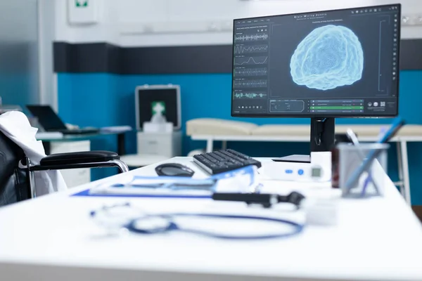 Computer in piedi sul tavolo con radiografia cerebrale sullo schermo — Foto Stock