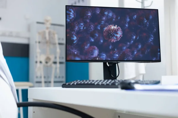 Dator med virus illustration på skärmen stående på bordet — Stockfoto