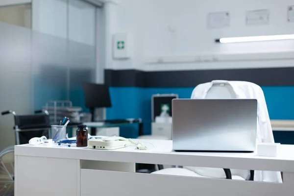 Empty medical doctor office with nobody in it ready for clinical examination — Stock Photo, Image