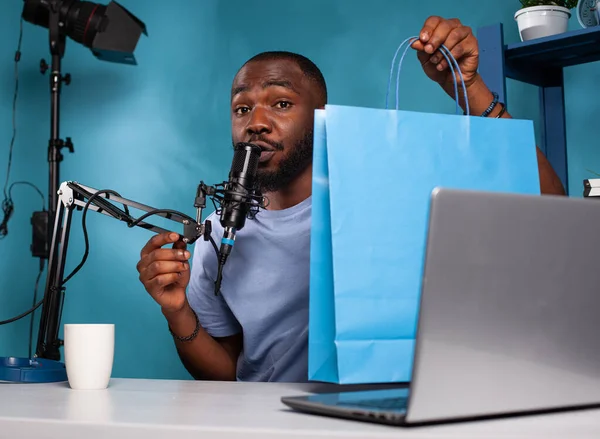 Vlogger mikrofon kullanarak Sponsordan hediyelerle hediye paketi sahibi ilan ediyor. — Stok fotoğraf