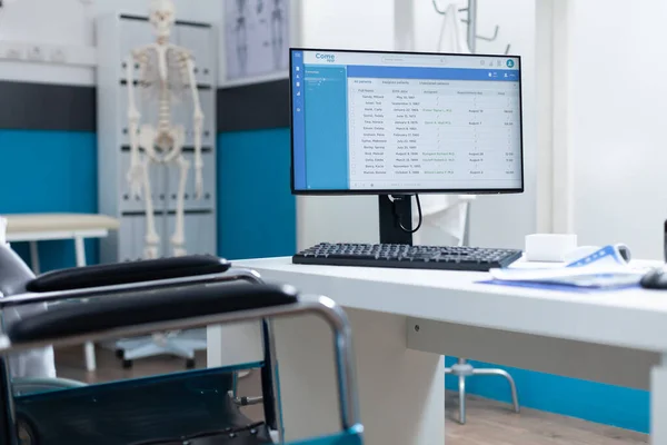 Tomma sjukhus undersökningsbyrå utrustad med medicinska professionella verktyg — Stockfoto