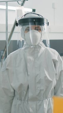 Koronavirüs karantina bölgesindeki tehlike işaretini kapatın.