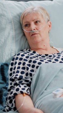 Sıhhiye, yaşlı hastaya röntgen taraması sonuçlarını açıklıyor