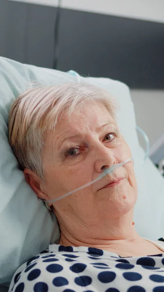 Ritratto di paziente anziano con tubo di ossigeno nel letto del reparto ospedaliero — Foto Stock