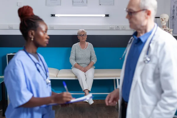 Seniorin sitzt im Krankenbett und wartet auf Hilfe und Unterstützung — Stockfoto