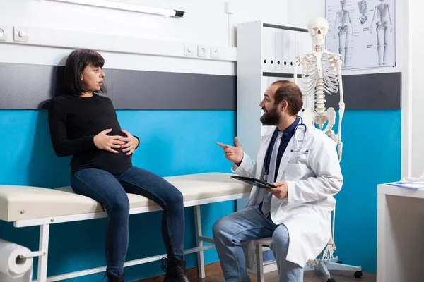 Hamile kadın, sağlık kontrolünde doktorla buluşuyor. — Stok fotoğraf