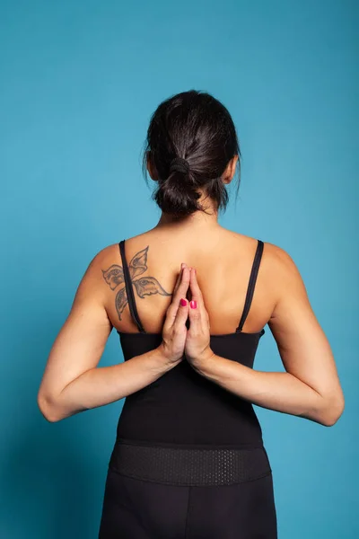 Colpo di schiena della donna allenatore stretching muscoli del braccio — Foto Stock