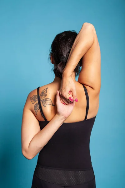 Visão traseira dos músculos atléticos do braço de alongamento adulto — Fotografia de Stock