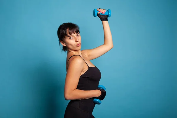 Retrato del entrenador activo sonriente mostrando los músculos del brazo —  Fotos de Stock