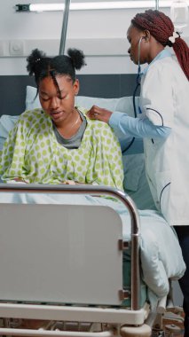 Kadın, steteskopla danışmanlık yapıyor.