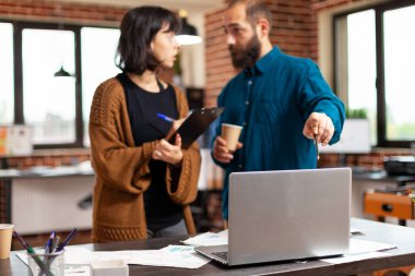 İş adamı iş kadınına pazarlama projesi fikirlerini açıklıyor