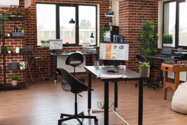 İçinde modern mobilyalar olan boş bir şirket bürosu..