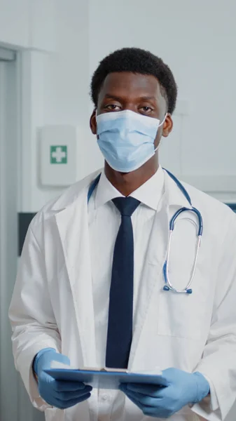 Retrato del hombre trabajando como médico de pie en la sala del hospital — Foto de Stock