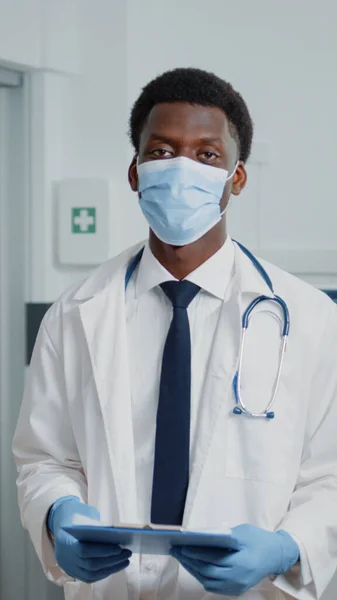 Portrait of man working as doctor standing in hospital ward — Stock Photo, Image