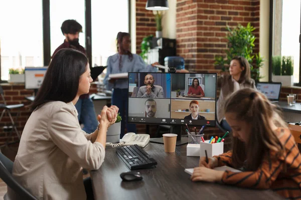 Mulher em negócios videoconferência reunião comunicando com colegas da empresa — Fotografia de Stock