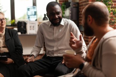 Adsız Alkolikler grup toplantısında çok ırklı insanların sorunları hakkında tartışmalarına son veriyoruz.