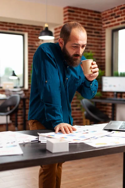 Uomo d'affari guardando lo schermo del computer portatile che analizza il rapporto di strategia aziendale — Foto Stock