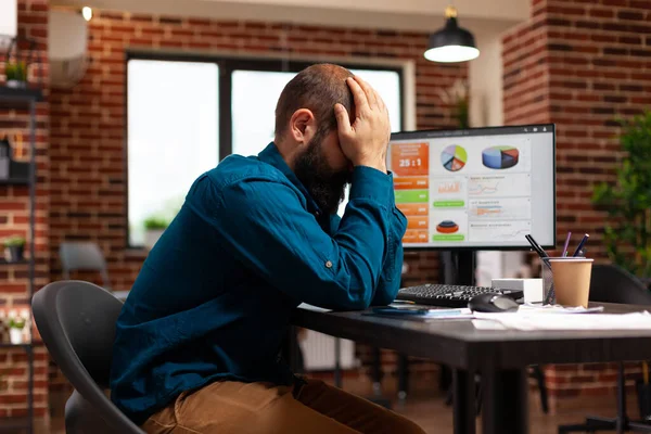 Koncentrerad pensiv affärsman sitter vid skrivbordet tänker på projektidéer — Stockfoto