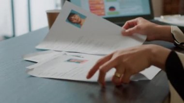 İnsan Kaynakları, şirket ofisindeki adayların CV dosyalarını inceliyor.