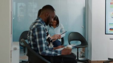 Büro çalışanı, kadın adayların iş bulma toplantısına katılmasını istiyor