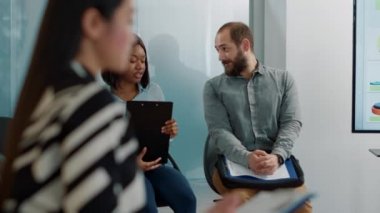 Erkek ve kadın kuyrukta işe alım başvurusunu tartışıyor