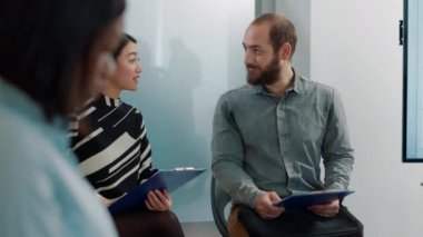 Asyalı kadın ve erkek iş teklifleri hakkında konuşuyorlar.