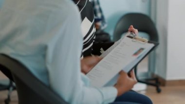 Bekleme salonunda çok ırklı kadınlar sohbet ediyor.
