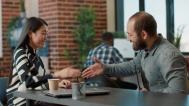 Asyalı üye adayı iş görüşmesinde karşıladı