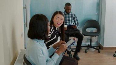 Çok ırklı çalışma adayları sohbet ediyor ve bekliyor.