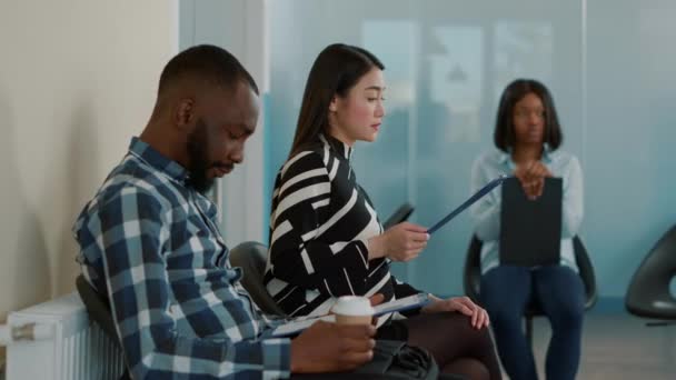 Diverso grupo de candidatos a la espera de ser llamados en la entrevista de trabajo — Vídeos de Stock