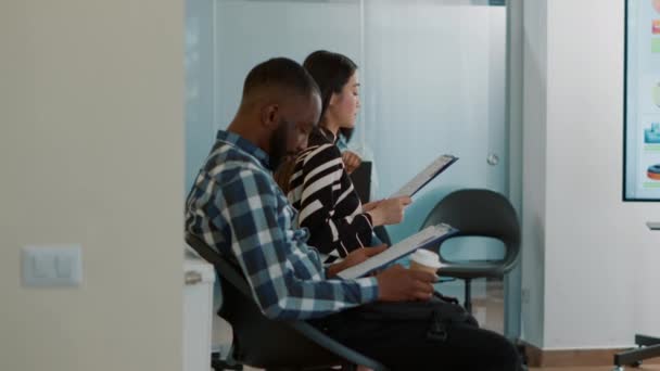 Hombre empleado pidiendo mujer a unirse a reunión de entrevista de trabajo — Vídeos de Stock