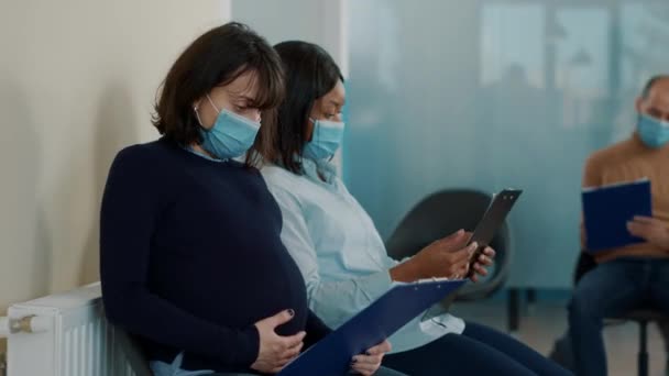怀孕和等待参加行政工作面试的妇女 — 图库视频影像