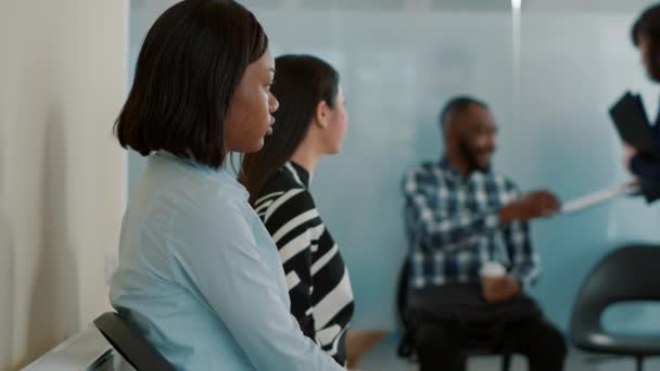 Африканська жінка - американка, яка чекає на зустріч і відвідування співбесіди на роботу. — стокове відео