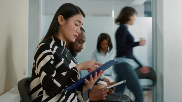 Mulher asiática olhando para cv currículo e se preparando para entrevista de emprego — Vídeo de Stock