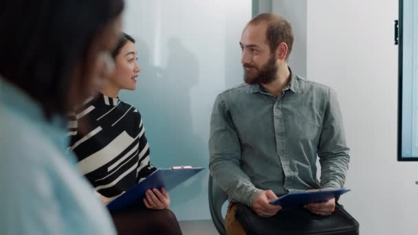 Hombre y mujer asiática teniendo conversación sobre oferta de trabajo — Vídeo de stock