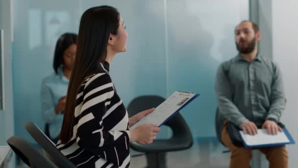 Zwangere werkneemster die vrouwelijke sollicitant uitnodigt voor een sollicitatiegesprek — Stockvideo