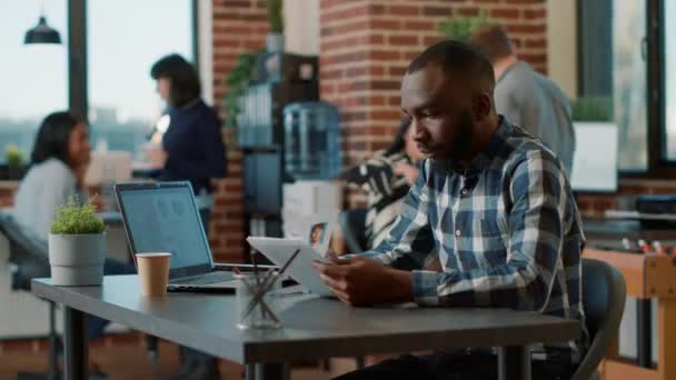 Портрет афроамериканського чоловіка, який показує мову бульбашки з запрошенням на роботу — стокове відео