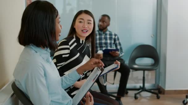 Mujer asiática hablando con candidato afroamericano sobre el empleo — Vídeo de stock