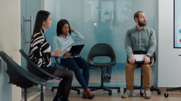 Trabalhadora grávida pedindo a mulher afro-americana para participar da reunião de recrutamento — Vídeo de Stock