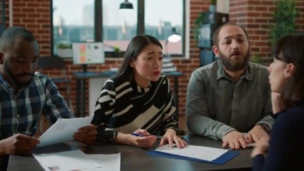 Funcionário irritado causando cena depois de ser demitido do trabalho de escritório — Vídeo de Stock