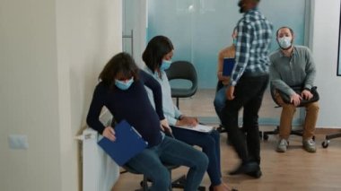 Hamilelik karnı olan yorgun başvuru sahibi iş görüşmesinde bekliyor.
