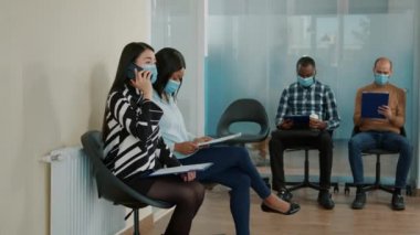 Asyalı kadın işe alım başvurusunda telefonla konuşuyor.